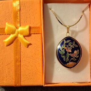 Elegant Gold and Blue Pendant Necklace